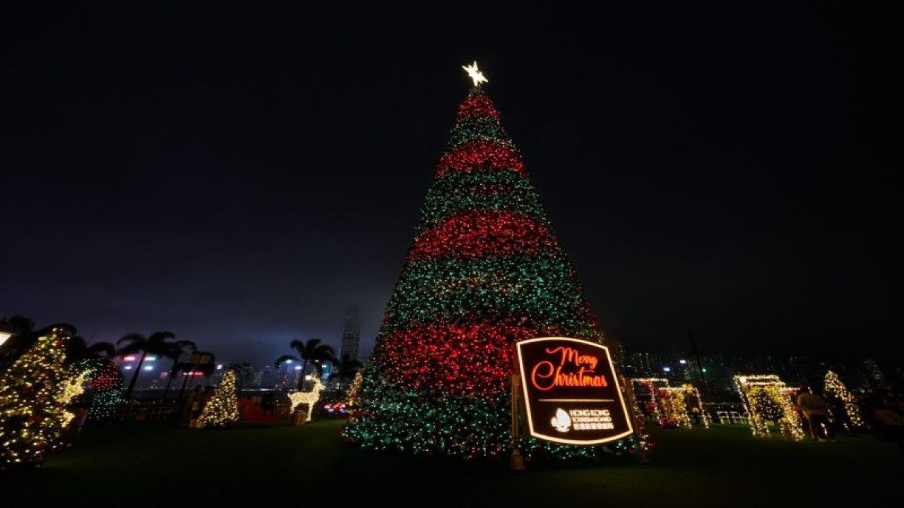 Atraksi berupa pohon natal raksasa luar ruangan yang hadir di Hong Kong Winterfest 2022. (ANTARA/HO/HKTB)