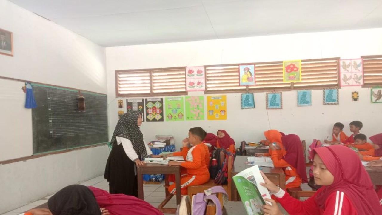 Seorang guru honorer di SDN 2 Sukamanah Rangkasbitung Kabupaten Lebak mengajar di hadapan siswa. ANTARA/Mansur