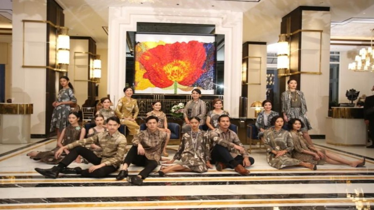 Humbang Kriya bersama Oscar Lawalata Culture mempersembahkan pagelaran busana “Untukmu Ibu” berkolaborasi dengan Srikandi Bisnis dan Keuangan Indonesia (SBKI) di The Grand Mansion Menteng, Jakarta Pusat.  (ANTARA/HO)