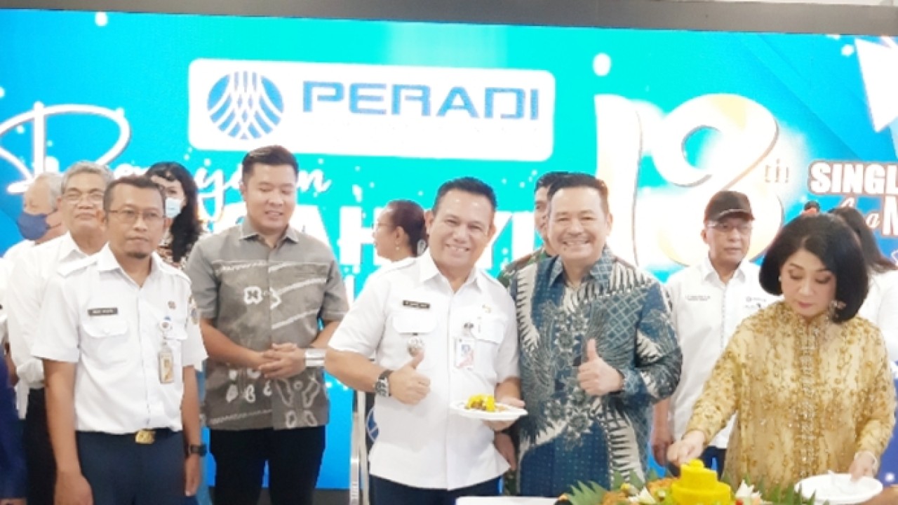 Ketum DPN Peradi Otto Hasibuan memberikan potongan nasi tumpeng kepada  Camat Matraman Bambang Pengestu di acara HUT ke-18 Peradi. Turut hadir Direktur utama Nusantara TV Randy Monthonaro./Istimewa