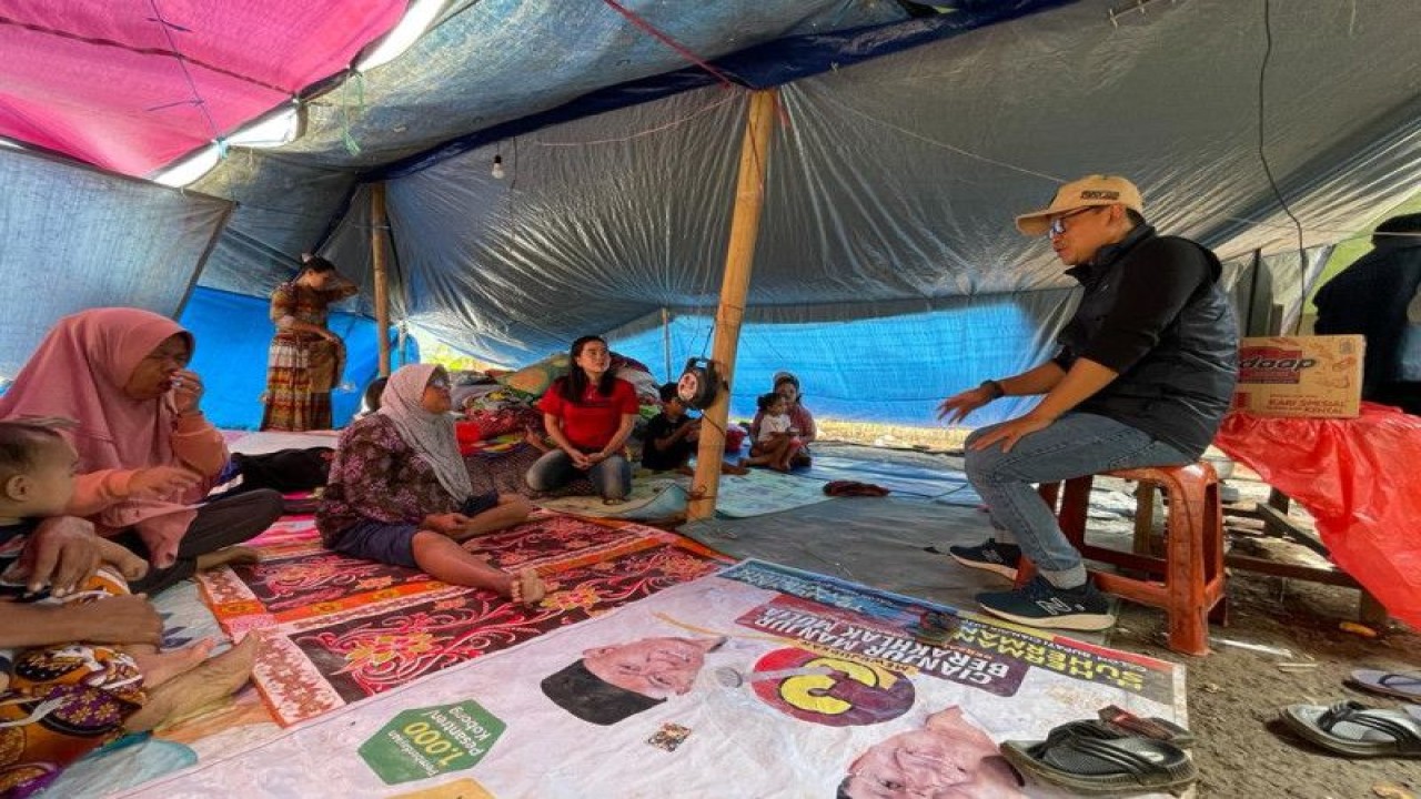 Kepala Dinas Perindustrian dan Perdagangan Jawa Barat Iendra Sofyan saat berbincang dengan warga terdampak gempa bumi di Desa Mande, Kabupaten Cianjur, beberapa waktu lalu. (ANTARA/HO-Humas Disperindag Jawa Barat)