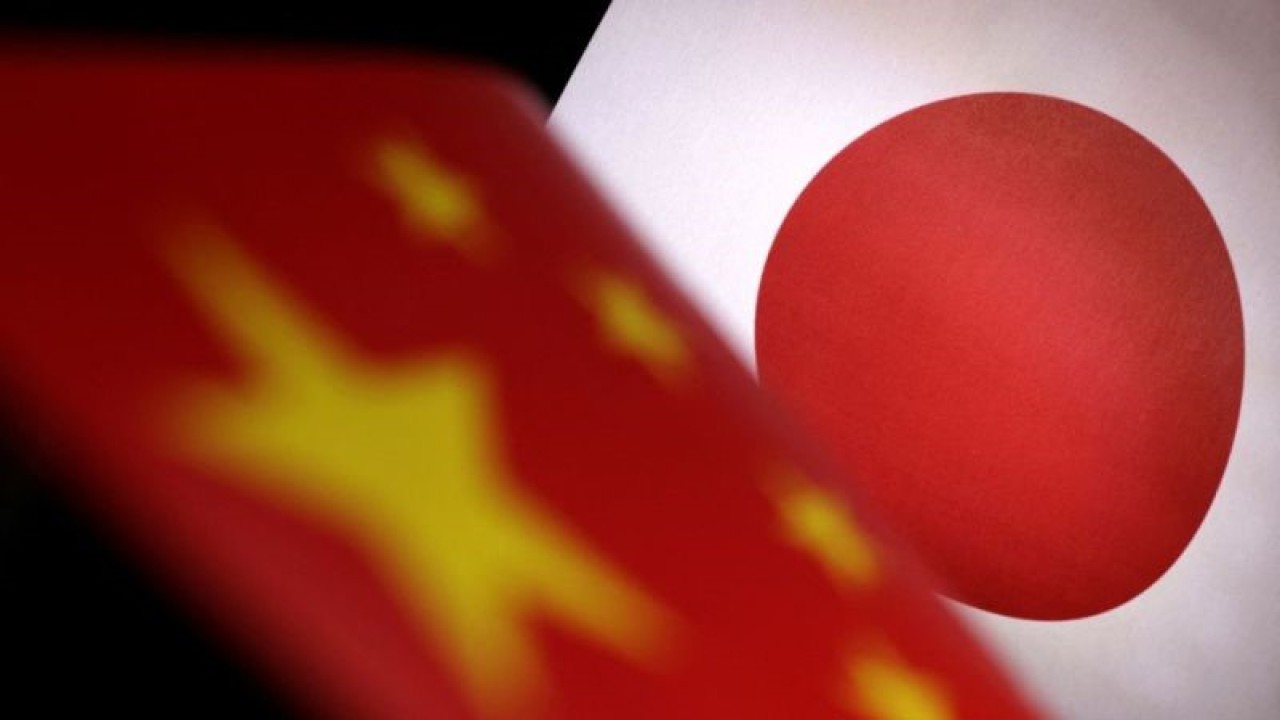 Ilustrasi - Bendera China dan Jepang. (ANTARA/Reuters/Dado Ruvic/Illustration/as)