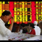 Ilustrasi - Investor melihat layar komputer yang menunjukkan informasi saham di sebuah rumah broker di Shanghai. ANTARA/REUTERS/Aly Song/aa.-1671077300