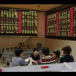 Ilustrasi - Para investor bermain kartu selama perdagangan tengah hari di Bursa Saham China. ANTARA/REUTERS/Aly Song/aa.-1671441078