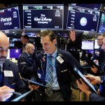 Ilustrasi - Para pialang sedang bekerja di lantai Bursa Efek New York, Wall Street, Amerika Serikat. ANTARA/Reuters/pri. (ANTARA/Reuters)-1669952098