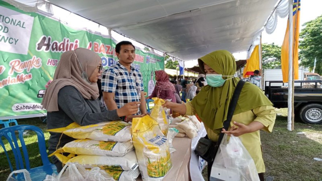 Ilustrasi: pedagang beras dalam kegiatan bazar pasar rakyat di Kota Mataram, Provinsi Nusa Tenggara Barat. (Foto: ANTARA/Nirkomala)