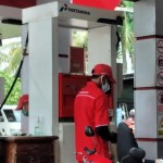 Ilustrasi petugas SPBU sedang melayani pengisian bahan bakar/ist-1672369592