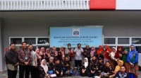 im Robotik MAN 2 Makassar berfoto bersama guru Sekolah Indonesia Johor Bahru di Johor Bahru, Malaysia, Minggu (4/12/2022). (ANTARA/Virna P Setyorini)-1670211383