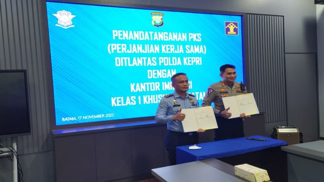 Imigrasi Batam dan Polda Kepri tandatangani surat perjanjian kerja sama terkait integrasi data SIMKIM dan tilang elektronik untuk WNA. (ANTARA/HO-Humas Imigrasi Batam)