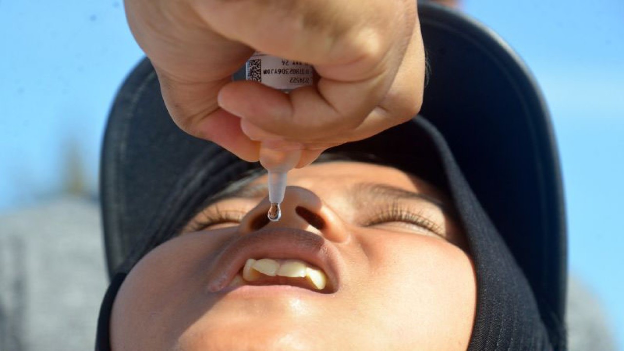 Petugas kesehatan memberikan imunisasi polio kepada murid sekolah dalam pelayanan imunisasi massal untuk mengatasi kejadian luar biasa polio di Kabupaten Pidie, Provinsi Aceh, Senin (28/11/2022). (ANTARA FOTO/AMPELSA)