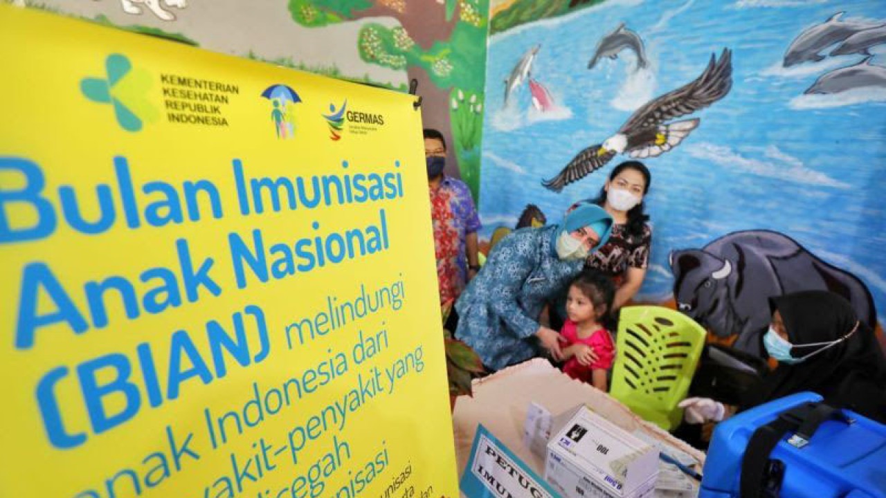 Petugas kesehatan dampingi anak mengikuti program imunisasi BIAN 2022.ANTARA/HO