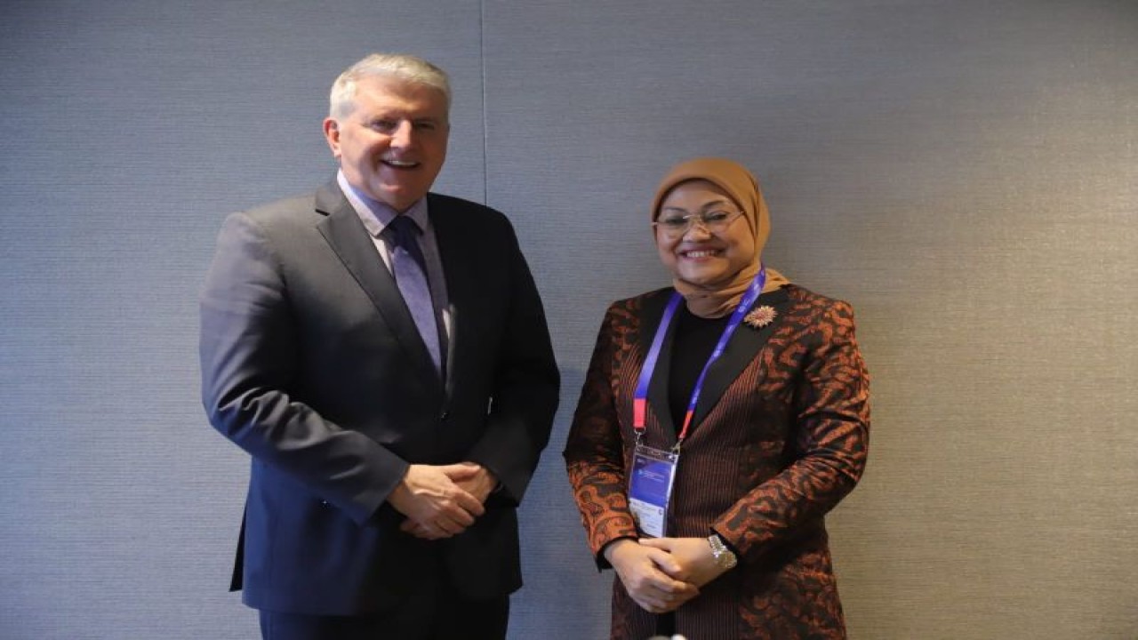 Menteri Ketenagarkerjaan RI Ida Fauziyah (kanan) bertemu Menteri Keterampilan dan Pelatihan Australia Brendan O’Connor (kiri) di Singapura, Rabu (7/12/2022). (ANTARA/HO-Biro Humas Kemnaker)