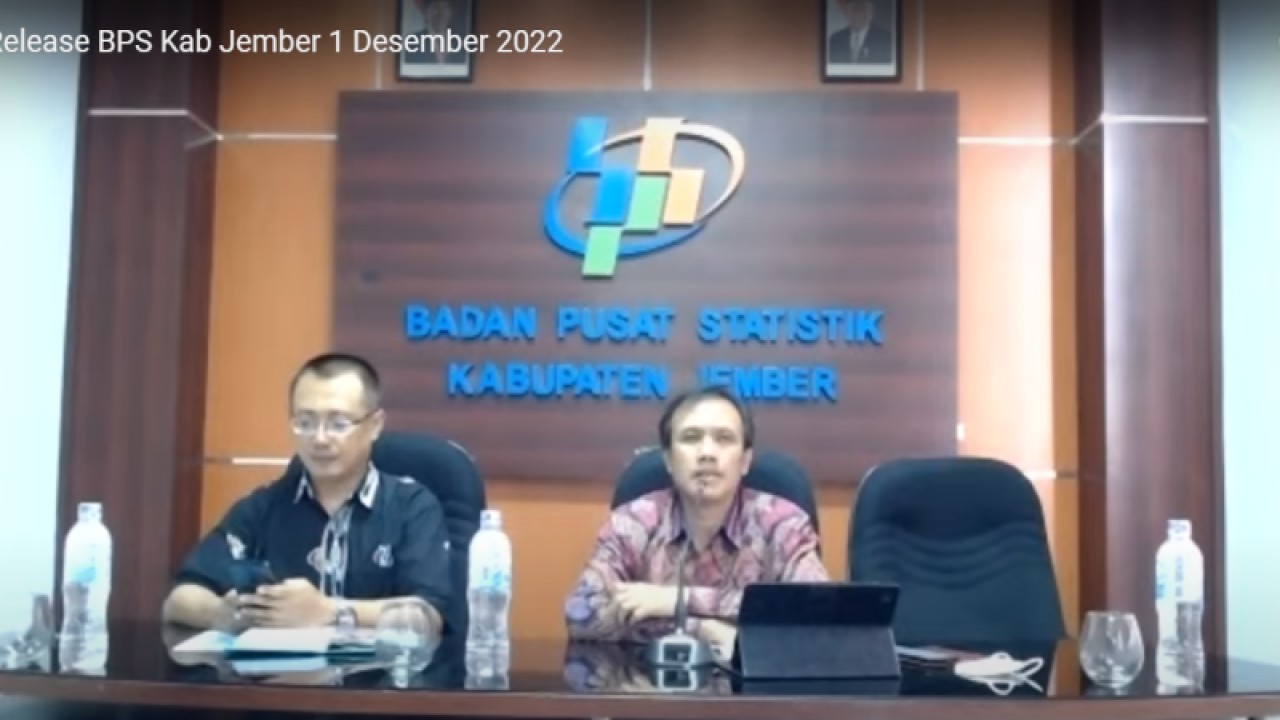 Tangkapan layar: Kepala BPS Jember Tri Erwandi (kanan) memberikan paparan terkait laju inflasi Jember pada bulan November 2022 yang digelar di Kantor BPS setempat, Kamis (1/12/2022). (ANTARA/Zumrotun Solichah)