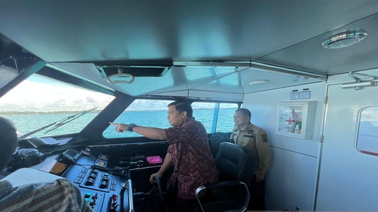 Pelaksana Tugas (Plt) Direktur Jenderal Imigrasi Widodo Ekatjahjana meninjau proses perakitan kapal patroli di Batam, Kepulauan Riau, Kamis (12/1/2022). (ANTARA/HO-Humas di Imigrasi).