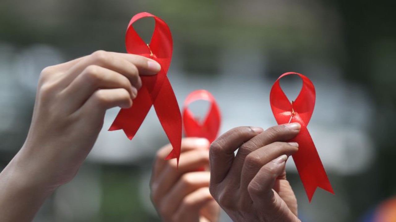 Anggota komunitas Jaringan Lintas Isu (JATI) menunjukkan pita merah saat berunjuk rasa untuk memperingati Hari AIDS Sedunia di depan Balai kota Malang, Jawa Timur, Kamis (1/12/2022). Mereka menuntut pemerintah lebih aktif menekan penularan HIV/AIDS. (ANTARA FOTO/Ari Bowo Sucipto/nym)