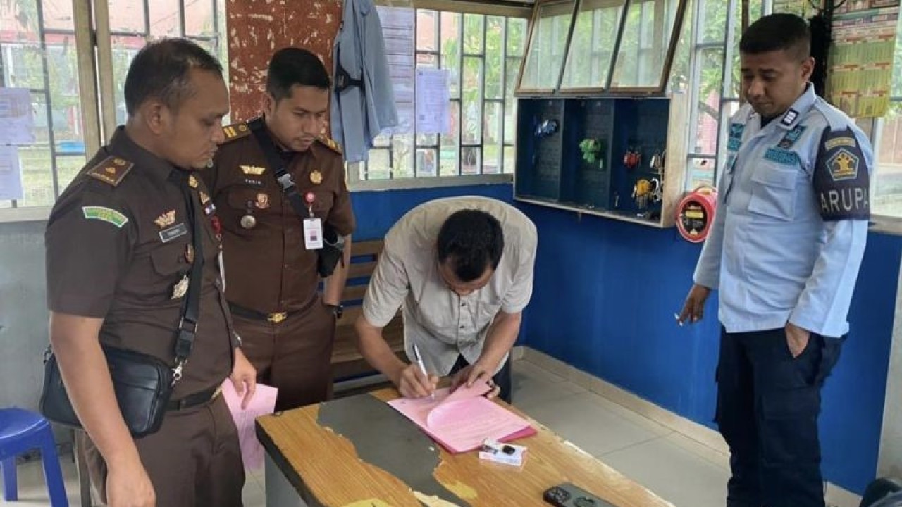 Kejaksaan Negeri Nagan Raya, Provinsi Aceh melakukan eksekusi terhadap ZA seorang rekanan pembangunan Gedung Mobil Barang Pemkab Nagan Raya, Aceh ke Lembaga Pemasyarakatan Kelas II Meulaboh, Aceh Barat, Sabtu (3/12/2022). ANTARA/HO