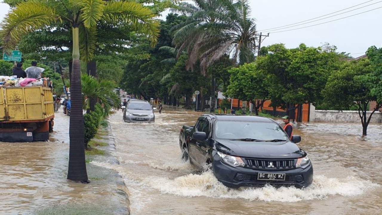 Jalan protokol Palembang kembali tergenang akibat hujan lebat. (ANTARA/Yudi Abdullah/22)