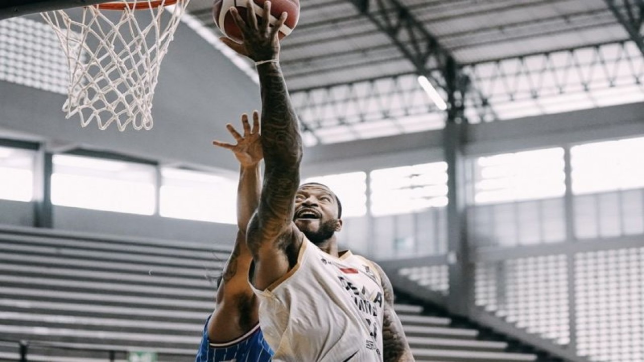 Pemain Dewa United Surabaya Jamarr Andre Johnson beraksi saat pertandingan melawan Amartha Hangtuah pada babak perempat final IBL Indonesia Cup 2022 di GOR Sritex Arena Solo, Jawa Tengah, Kamis (10/11/2022). (ANTARA/HO-IBL)