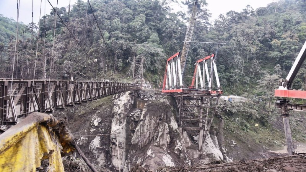 Kondisi jembatan gantung Gladak Perak yang terdampak awan panas guguran, sedangkan di sebelahnya pembangunan jembatan Gladak Perak masih terhenti karena erupsi. (ANTARA/HO-Diskominfo Lumajang)