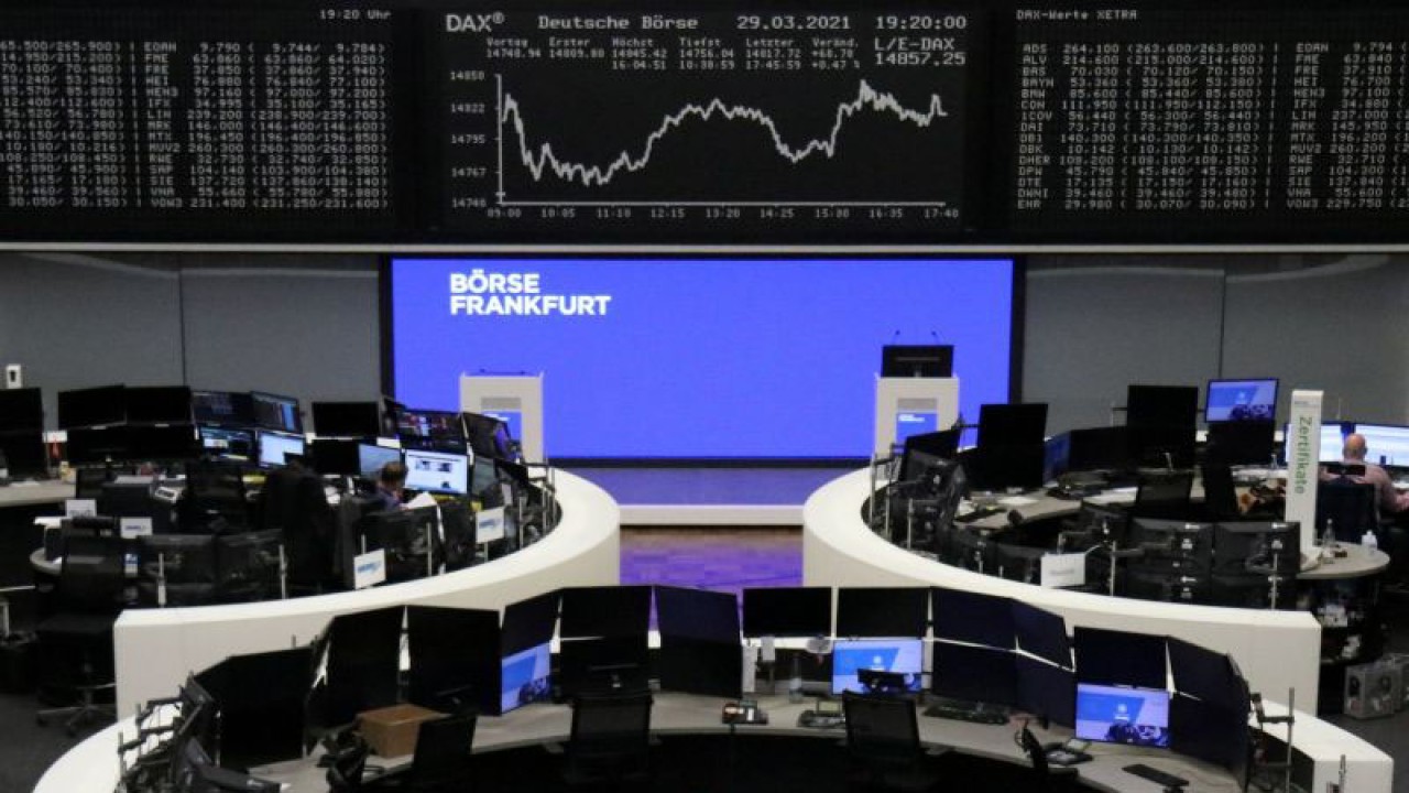 Grafik indeks harga saham Jerman DAX terlihat di lantai bursa di Frakfurt, Jerman, Senin (29/3/2021). REUTERS/Staff/WSJ/djo.