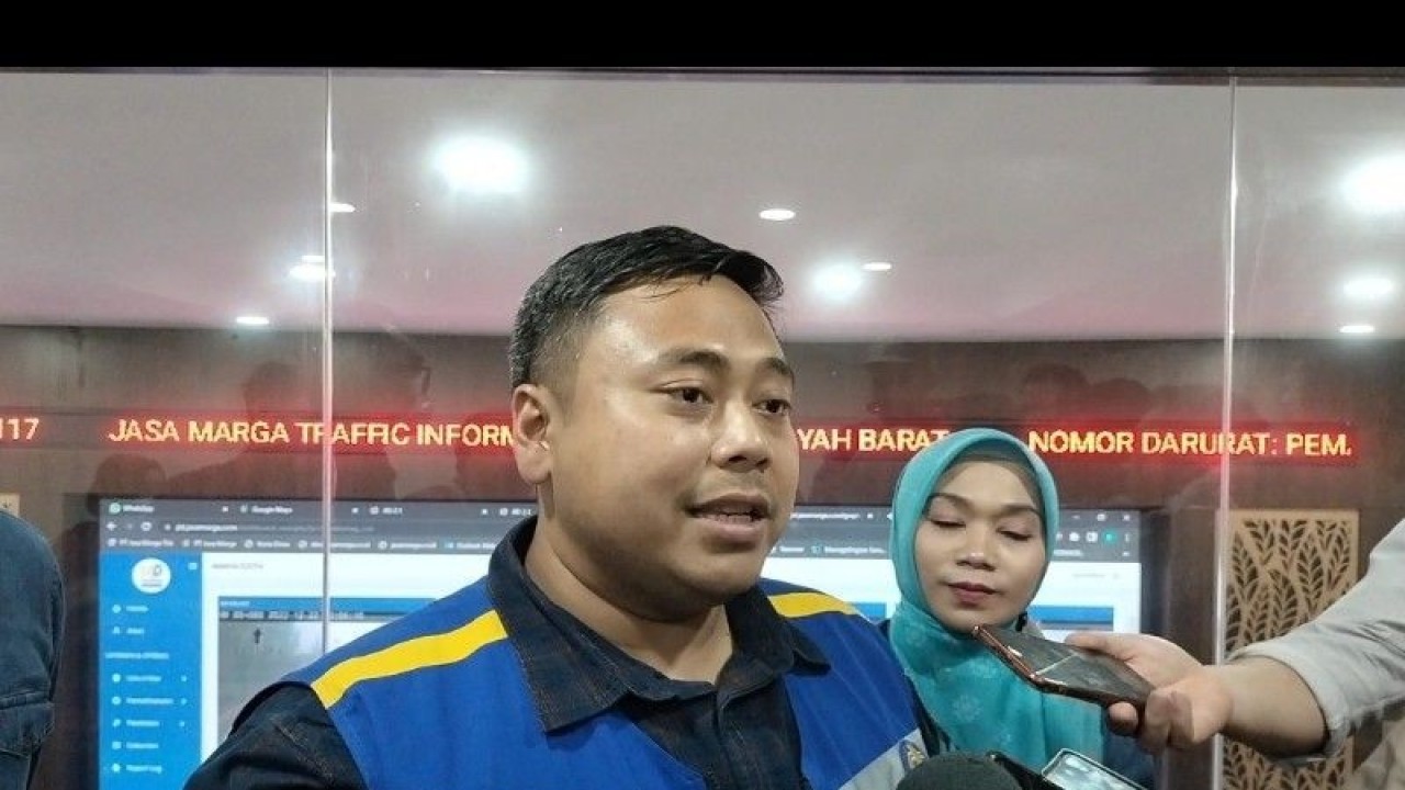 Jasamarga Metropolitan Tollroad (JMT) Regional Division Head Widyatmiko Nursejati menyampaikan keterangan kepada awak media di Jakarta, Kamis (22/12/2022). ANTARA/Aji Cakti