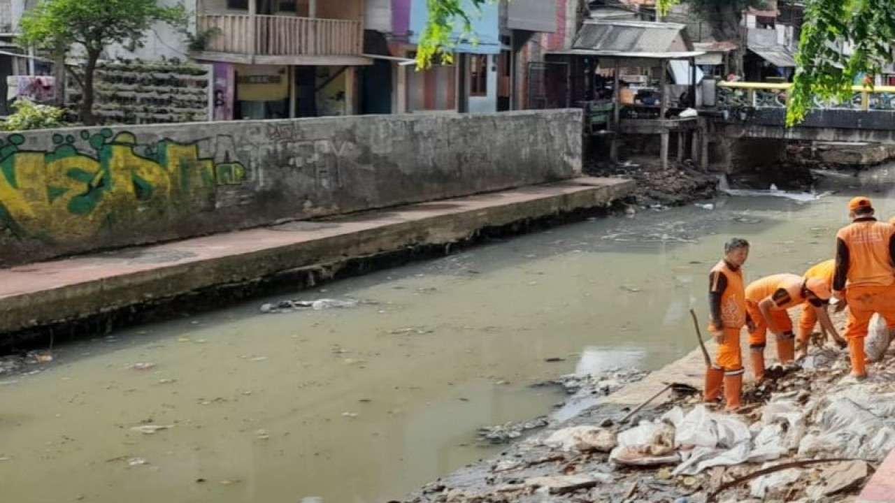 Kecamatan Johar Baru melakukan penataan dalam rangka penataan wilayah prioritas di sisi Kali Sentiong, Tanah Tinggi, Jakarta Pusat, Jumat (4/11/2022). ANTARA/Ulfa Jainita