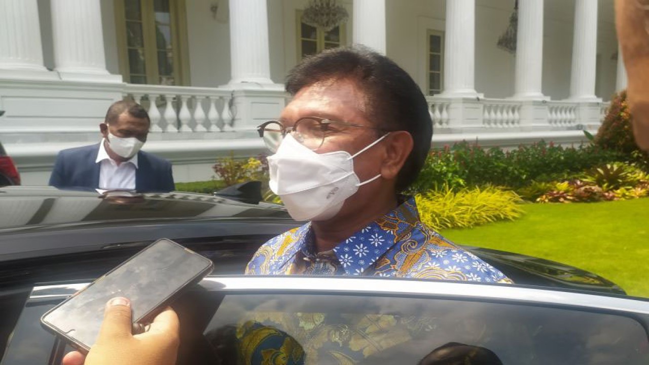 Menteri Komunikasi dan Informatika ​​​​​​​(Menkominfo) Johnny G. Plate di lingkungan Istana Negara, Jakarta, Kamis (1/12). (ANTARA/Indra Arief Pribadi)