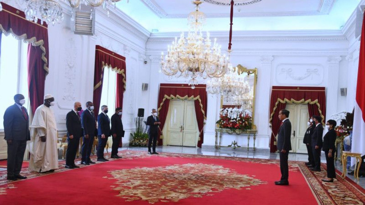 Presiden RI Joko Widodo (Jokowi) menerima surat kepercayaan dari enam duta besar luar biasa dan berkuasa penuh (LBBP) negara-negara sahabat di Istana Merdeka, Jakarta, Kamis (1/12/2022). ANTARA/HO-Biro Pers Sekretariat Presiden/Rusman