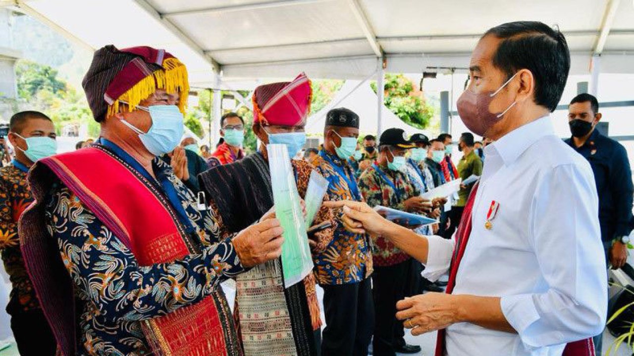 Presiden Joko Widodo menyerahkan SK Hutan Sosial, SK TORA, SK Hutan Adat dan SK Indikatif Hutan Adat di Kabupaten Humbang Hasundutan, Provinsi Sumatera Utara, Kamis (3/2/2022). ANTARA/HO-Biro Pers Sekretariat Presiden/am.