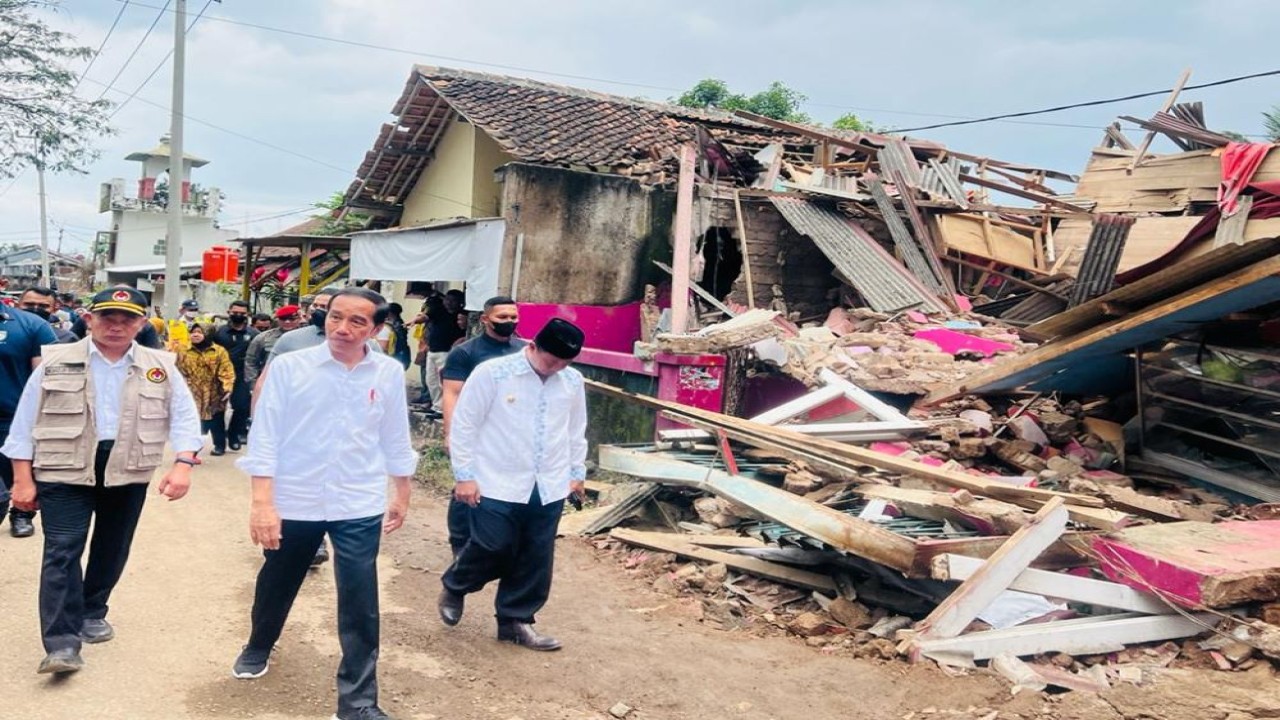 Presiden Jokowi saat meninjau daerah terdampak gempa di Kampung Munjul, Desa Gasol, Kecamatan Cugenang, Kamis (24/11/2022). (BPMI Setpres/Laily Rachev)