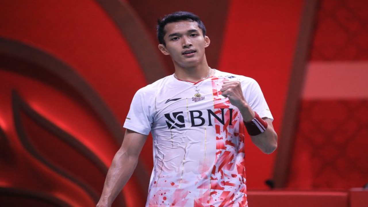 Jonatan Christie mengalahkan pebulu tangkis asal Taiwan, Chou Tien Chen, dalam pertandingan partai ketiga pada babak penyisihan Grup B World Tour Finals 2022 di Bangkok , Thailand, Jumat. (ANTARA/HO-PP PBSI)