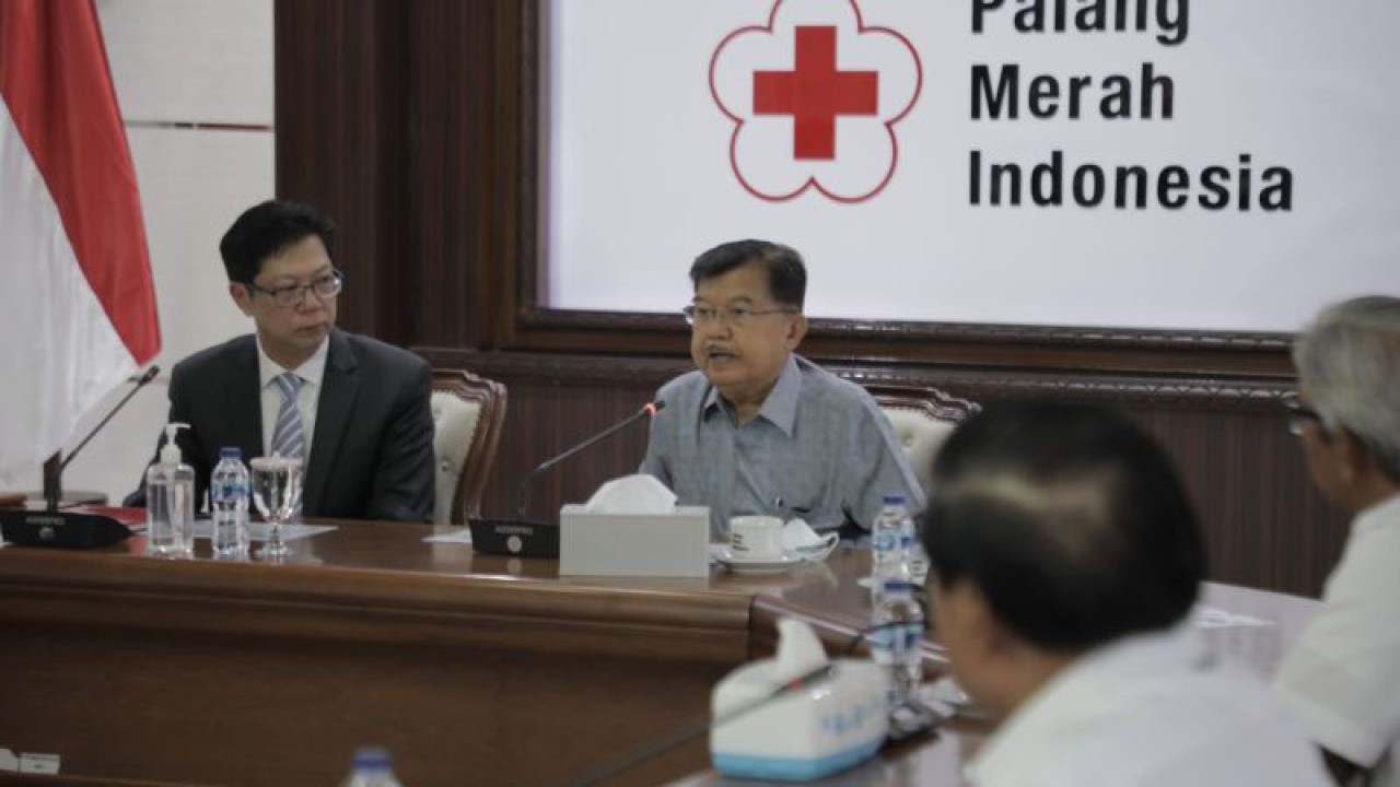 Ketua Umum Palang Merah Indonesia Jusuf Kalla dan Duta Besar Thailand untuk Indonesia Prapan Disyatat di Markas PMI Pusat di Jakarta, Jumat (9/12/2022). ANTARA/HO-Tim Media JK.