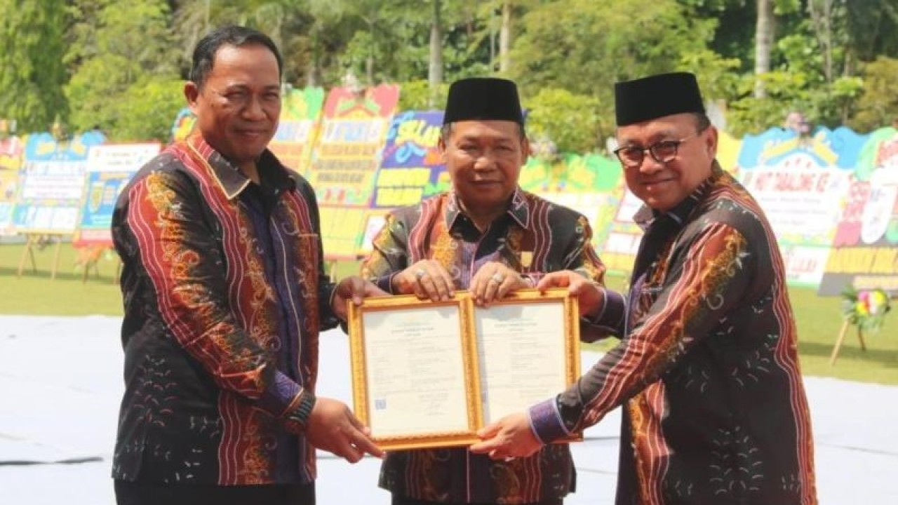 Kakanwil Kemenkumham Kalsel Lilik Sujandi menyerahkan sertifikat hak cipta kepada Bupati Tabalong H. Anang Syakhfiani, Selasa (6-12-2022). ANTARA/Firman