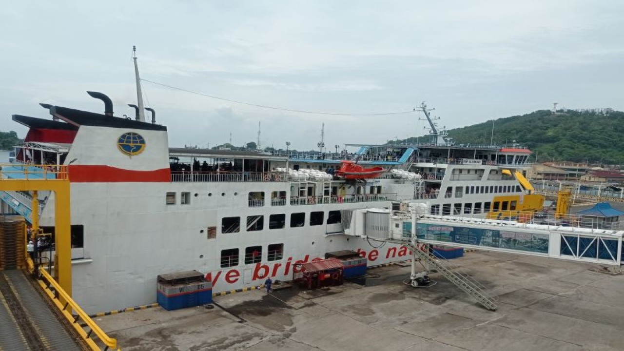 Kapal Feri Di Pelabuhan Merak Melayani Penyeberangan Menuju Pelabuhan ...