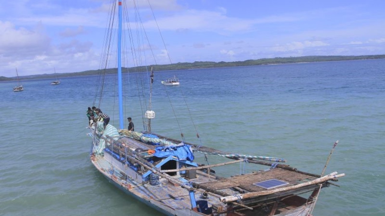 Kapal nelayan tradisional asal desa Papela yang sering digunakan dan diizinkan mencari ikan di perairan Australia. ANTARA/Kornelis Kaha.