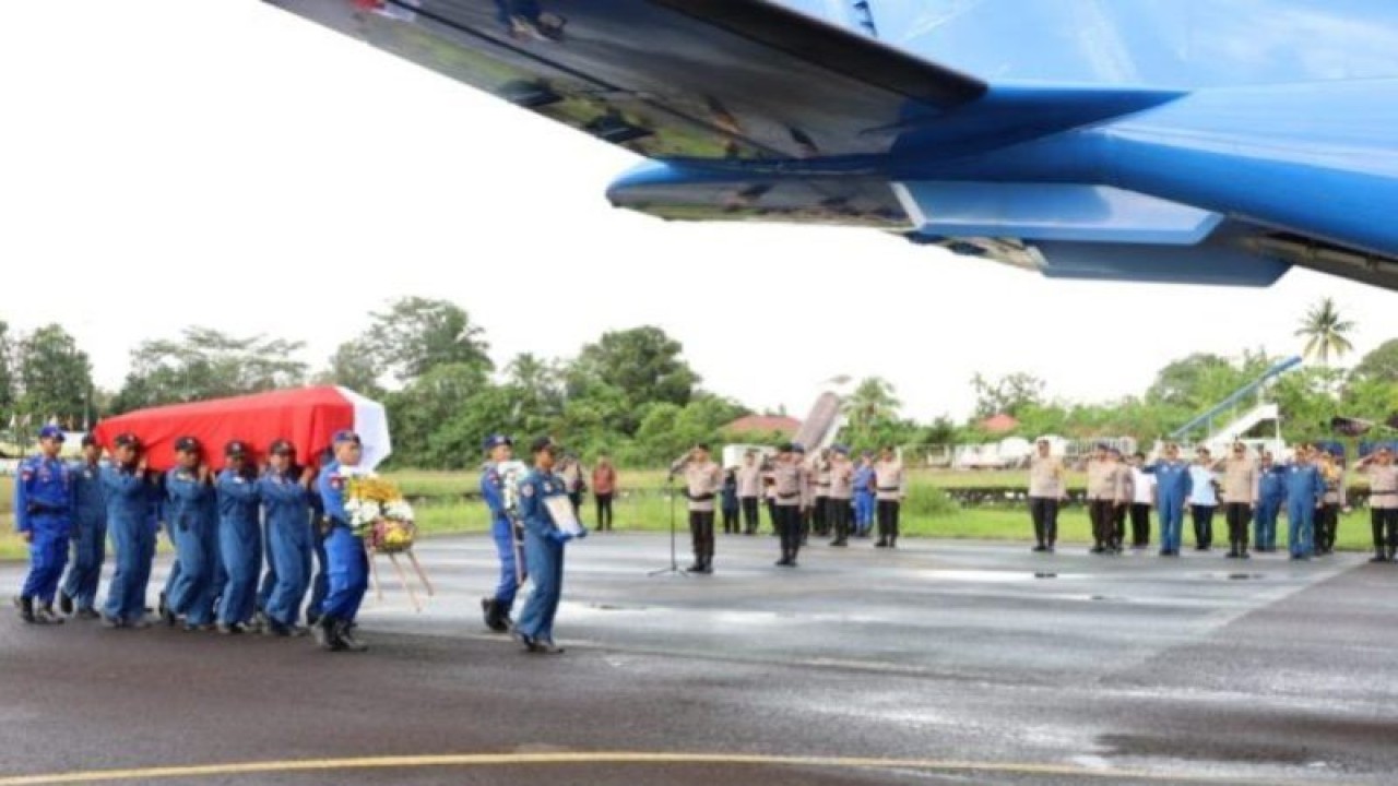 Kapolres Kepulauan Bangka Belitung Irjen Pol Drs Yan Sultra melepas jenazah awak helikopter P-1103 Korpolairud Baharkam Polri, Aiptu Anumerta Joko Mudo, untuk diterbangkan ke Jakarta pada Jumat (2/12) WIB. (Humas)