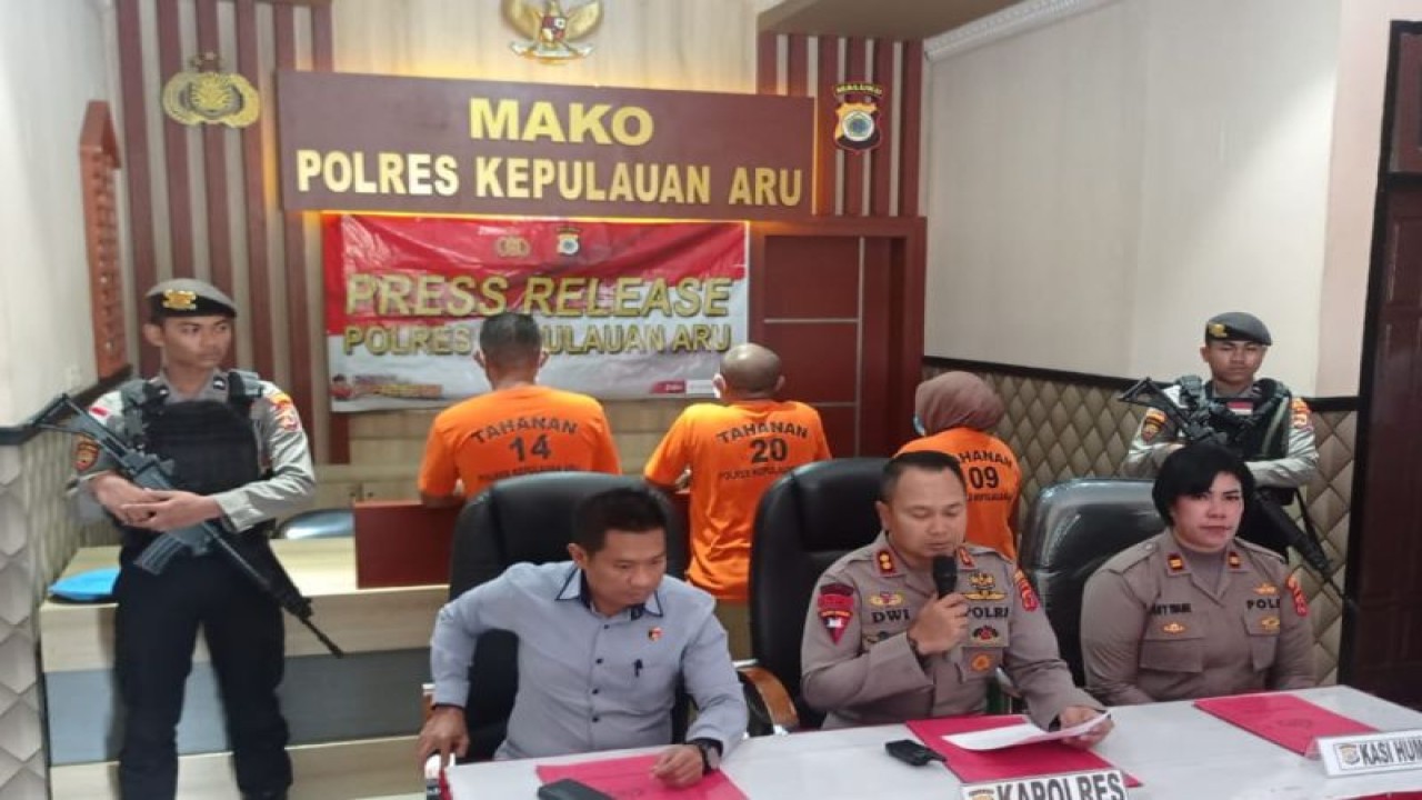 Kapolres Kepulauan Aru AKBP Dwi Bachtiar memberikan keterangan pers di Mapolres Aru. (ANTARA/HO-Polda Maluku)