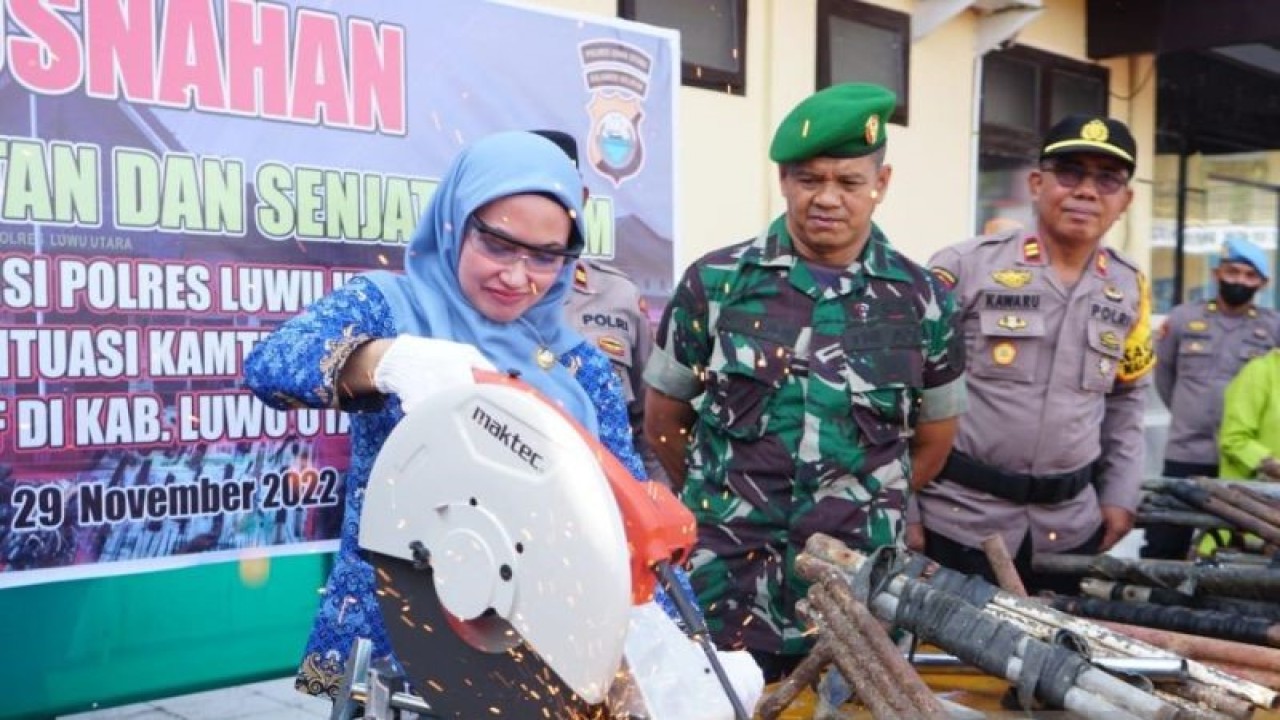 Bupati Luwu Utara Indah Putri Indriani memusnahkan senjata api rakitan dan senjata tajam saat menghadiri pemusnahan barang bukti oleh Polres Luwu Utara. ANTARA/HO/Pemkab Lutra