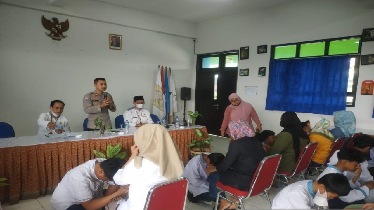 Kapolsek Jagakarsa Kompol Multazam Lisendra menyaksikan para pelajar yang diamankan dalam kasus tawuran meminta maaf kepada orang tua masing-masing di Jakarta, Jumat (02/12/2022). ANTARA/HO-Polsek Jagakarsa