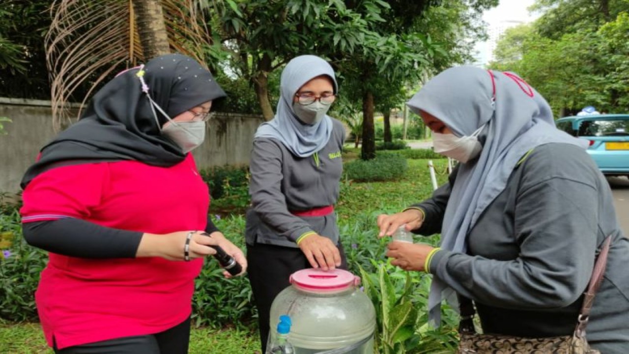 Warga Kelurahan Selong, Kecamatan Kebayoran Baru mengecek jentik nyamuk di genangan air, Jakarta, Jumat (9/12/2022). ANTARA/HO-Kominfotik Jakarta Selatan