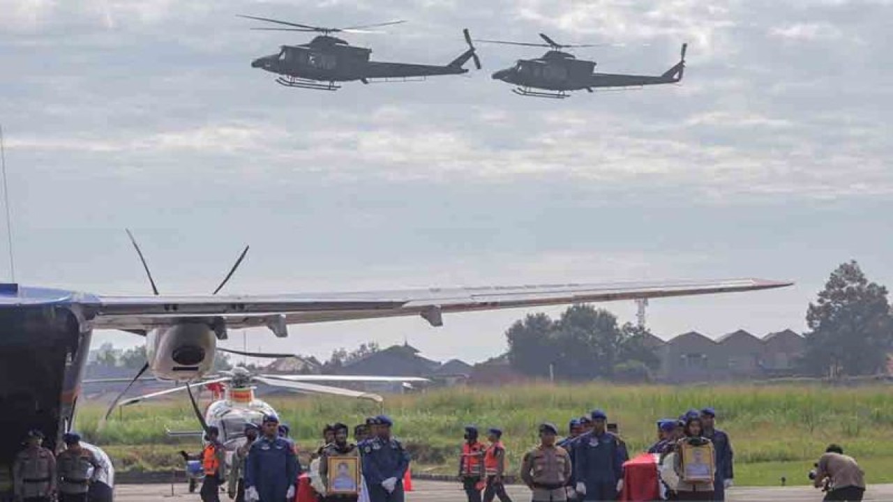 Sejumlah anggota Polri berdiri di antara peti jenazah copilot helikopter milik Polri NBO-105 Briptu M Lasminto dan peti jenazah mekanik helikopter milik Polri NBO-105 Bripda Khairul Anam saat upacara penyerahan jenazah di Lapangan Terbang Polisi Udara, Pondok Cabe, Tangerang Selatan, Banten, Rabu (30/11/2022). Briptu M Lasminto dan Bripda Khairul Anam merupakan dua dari empat korban helikopter milik Polri NBO-105 yang jatuh di Peraiaran Manggar, Kepulauan Bangka Belitung pada Minggu (27/11/2022) lalu. ANTARA FOTO/Fauzan/rwa.