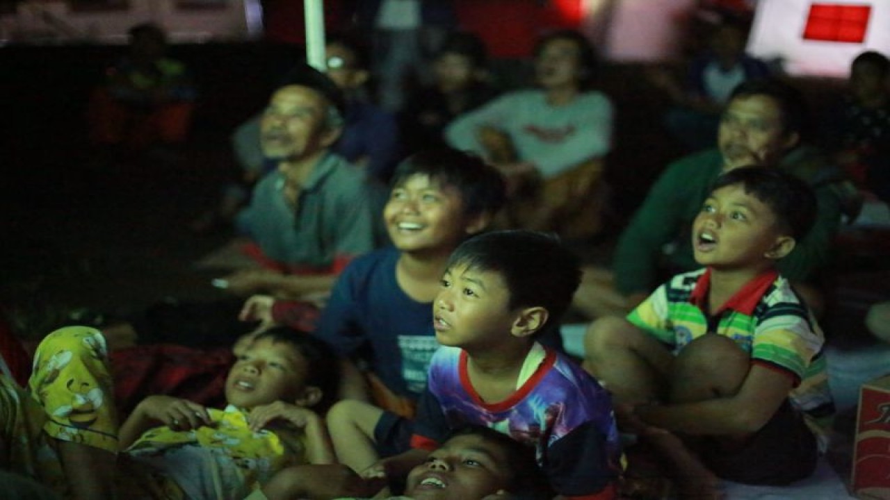 Anak-anak yang menjadi penyintas gempa bumi bermain bersama tim Layanan Dukungan Psikososial Kementerian Sosial di Lapangan Cariu, Desa Mangunkerta, Kecamatan Cugenang, Cianjur, Rabu (30/11/2022). ANTARA/HO-Kemensos