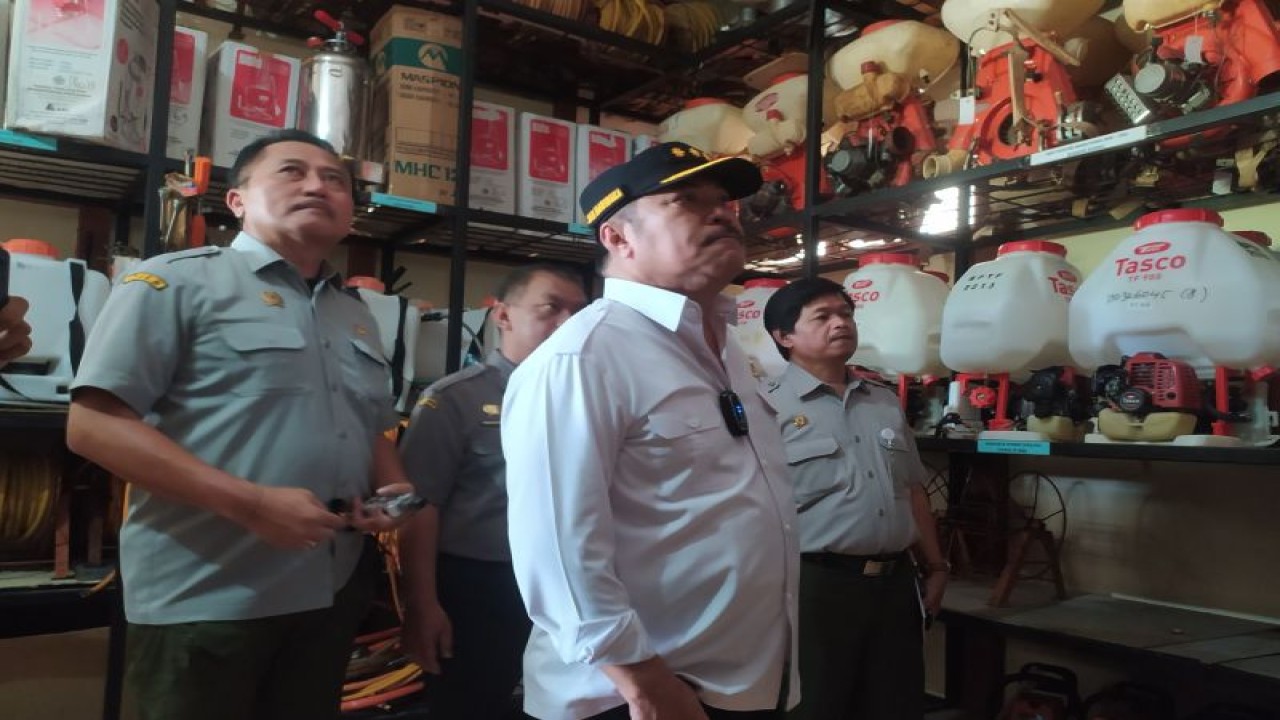 Irjen Kementerian Pertanian Jan Samuel Maringka (kedua kiri) mengunjungi gedung Brigade Proteksi Tanaman Pontianak dalam lawatannya di Balai Proteksi Tanaman Perkebunan Pontianak pada Kamis (1/12). (Foto ANTARA/Jessica HW)