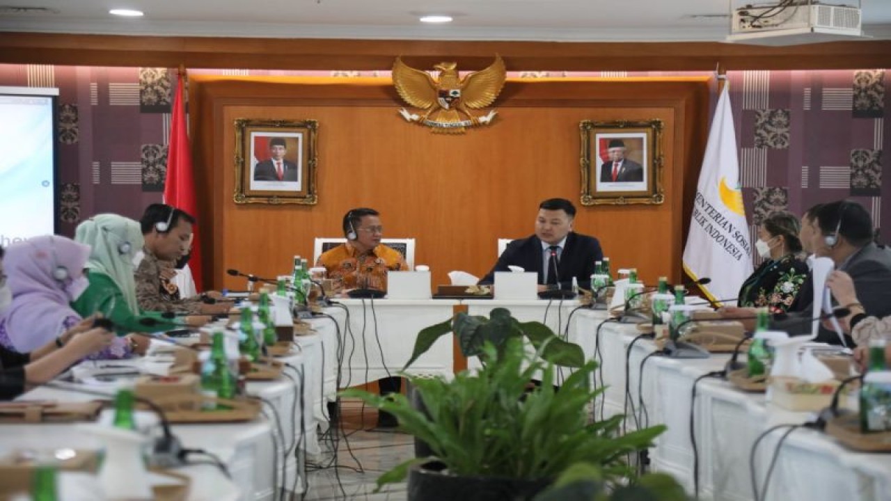 Kementerian Sosial menerima kunjungan Menteri Kehakiman Kyrgyztan Aiaz Baetov untuk pembelajaran penanganan eks napiter dan anak terpapar radikalisme di Kantor Kementerian Sosial Jakarta, Selasa (6/12/2022). (ANTARA/HO-Kemensos)