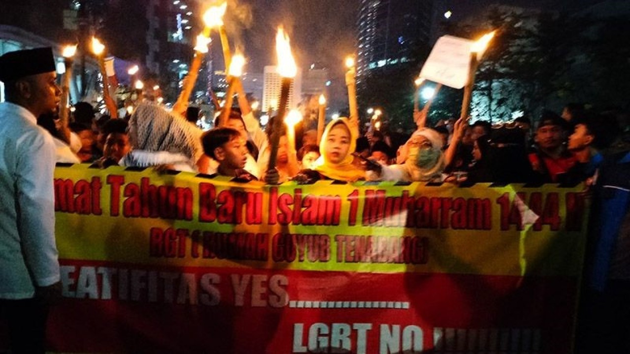 Ratusan warga Tanah Abang menyerukan penolakan kegiatan LGBT saat pawai obor menyambut Tahun Baru Islam di di kawasan Stasiun MRT Dukuh Atas, Jakarta Pusat, Jumat (29/7/2022) malam. ANTARA/HO-Dokumentasi Pribadi/am.