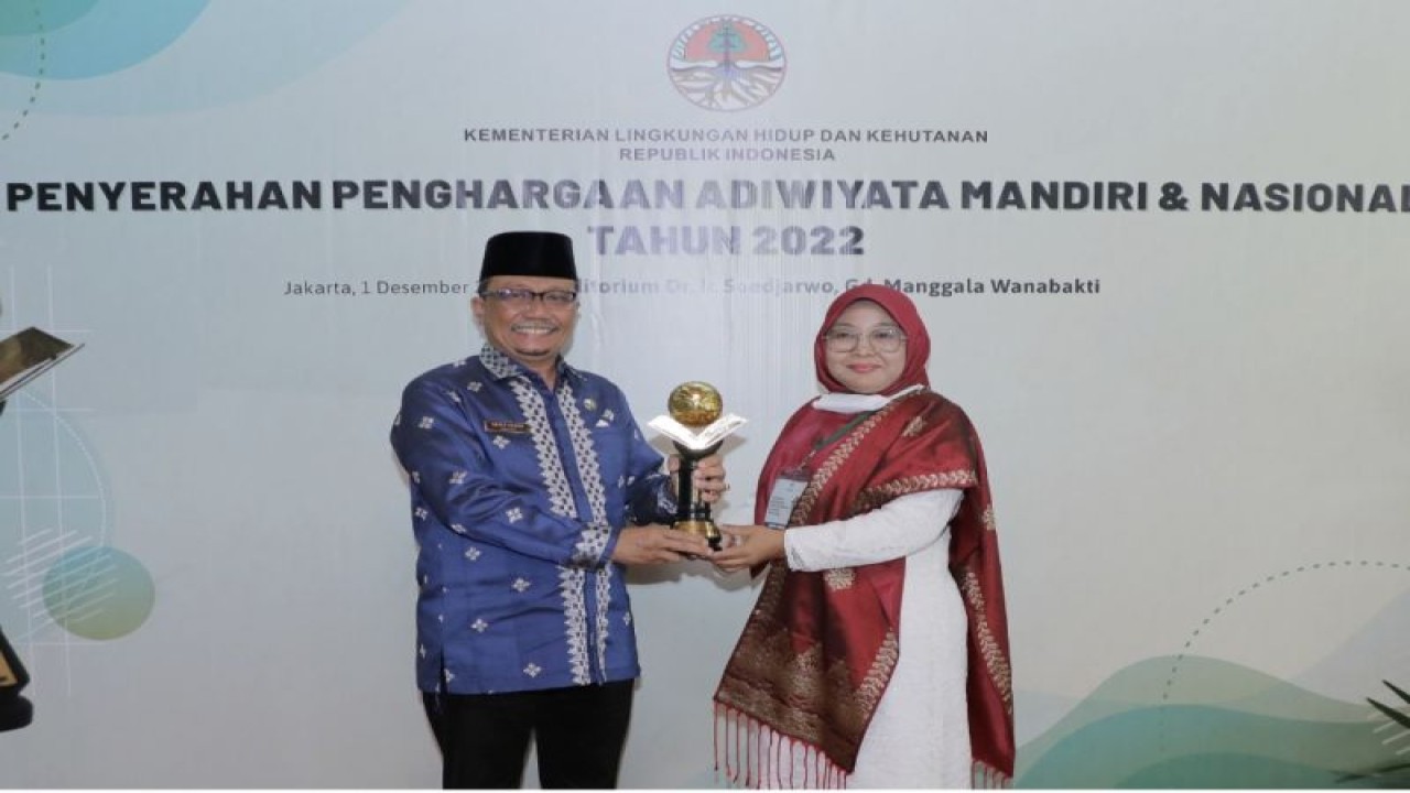 Sekda Siak, Provinsi Riau, Arfan Usman bersama Kepala Sekolah SMP N 5 Kerinci Kanan Herlin Widiawati usai menerima penghargaan Adiwiyata Mandiri 2022 dari KLHK di Jakarta, Kamis (1/12/2022). (FOTO ANTARA/HO-Pemkab Siak)