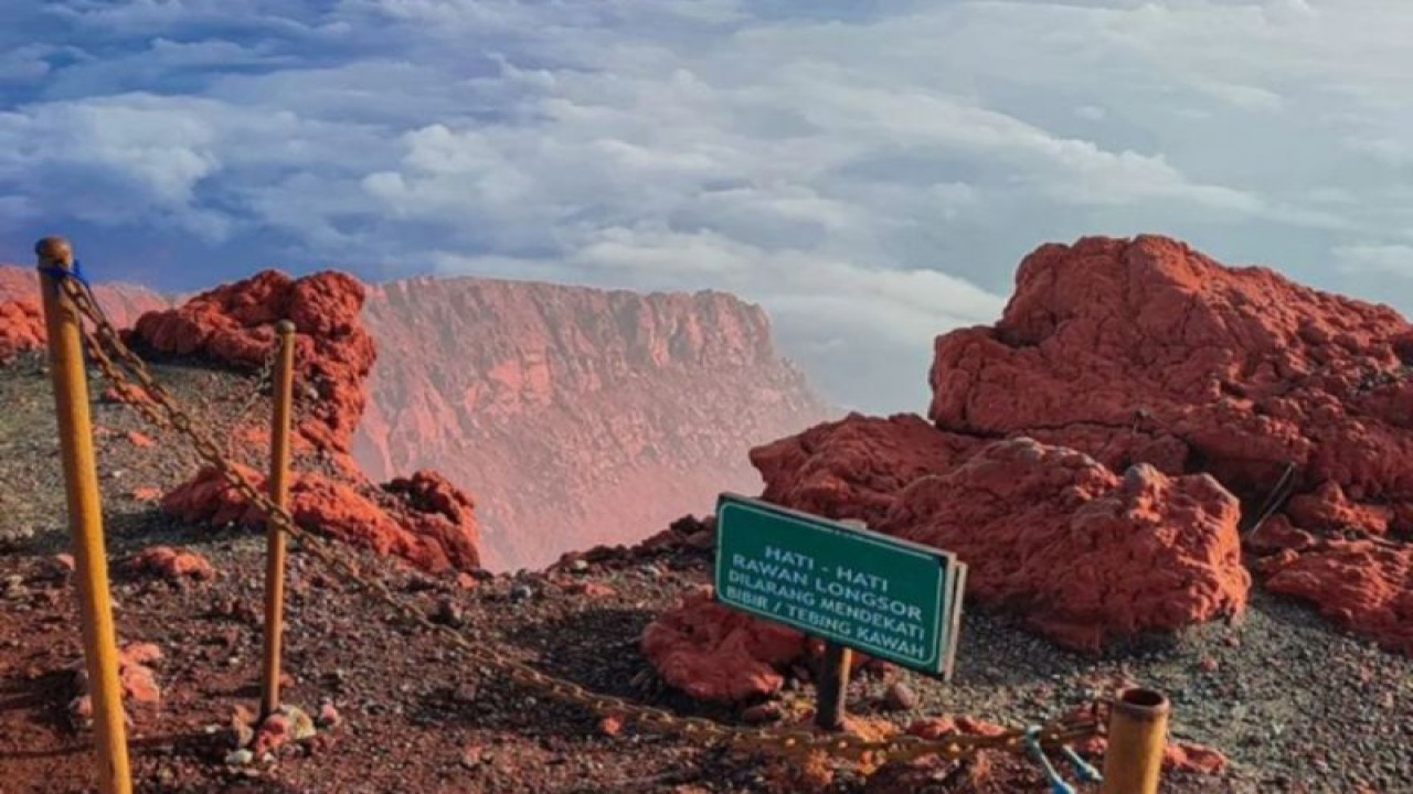 Petugas sudah memberikan tanda larangan didekat area bibir kawah Gunung Kerinci, Jambi. (ANTARA/HO-Pos Informasi R10 TNKS)