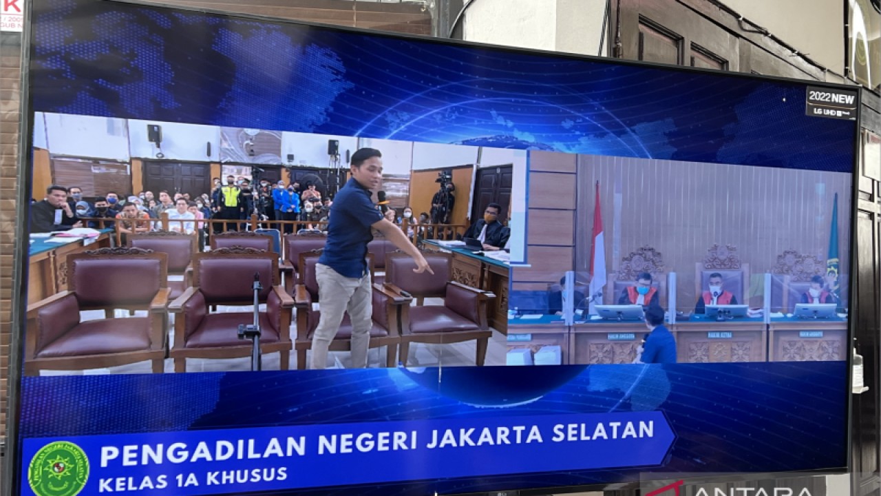 Terdakwa pembunuhan Brigadir Nofriansyah Yosua Hutabarat (Brigadir J), Richard Eliezer atau Bharada E, saat menyampaikan kesaksiannya dalam persidangan yang berlangsung di Pengadilan Negeri Jakarta Selatan, Jakarta, Rabu (30-11-2022). ANTARA/Putu Indah Savitri