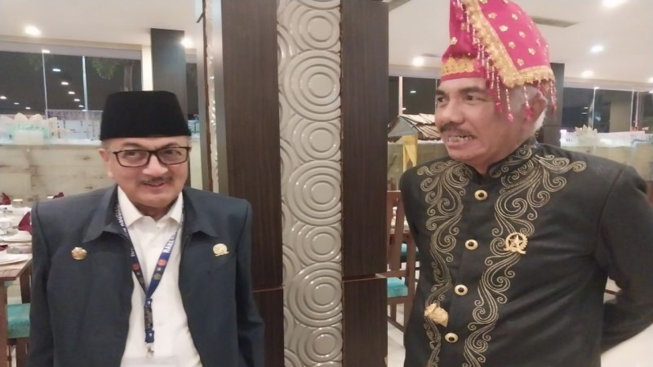 Ketua FKUB Provinsi Sulteng KH Zainal Abidin MAg (kiri) bersama Ketua Umum FKUB Indonesia Ida Pangelingsir Agung Sukahet (kanan), di Palu, Kamis (1/12/2022) malam. (ANTARA/Muhammad Hajiji)