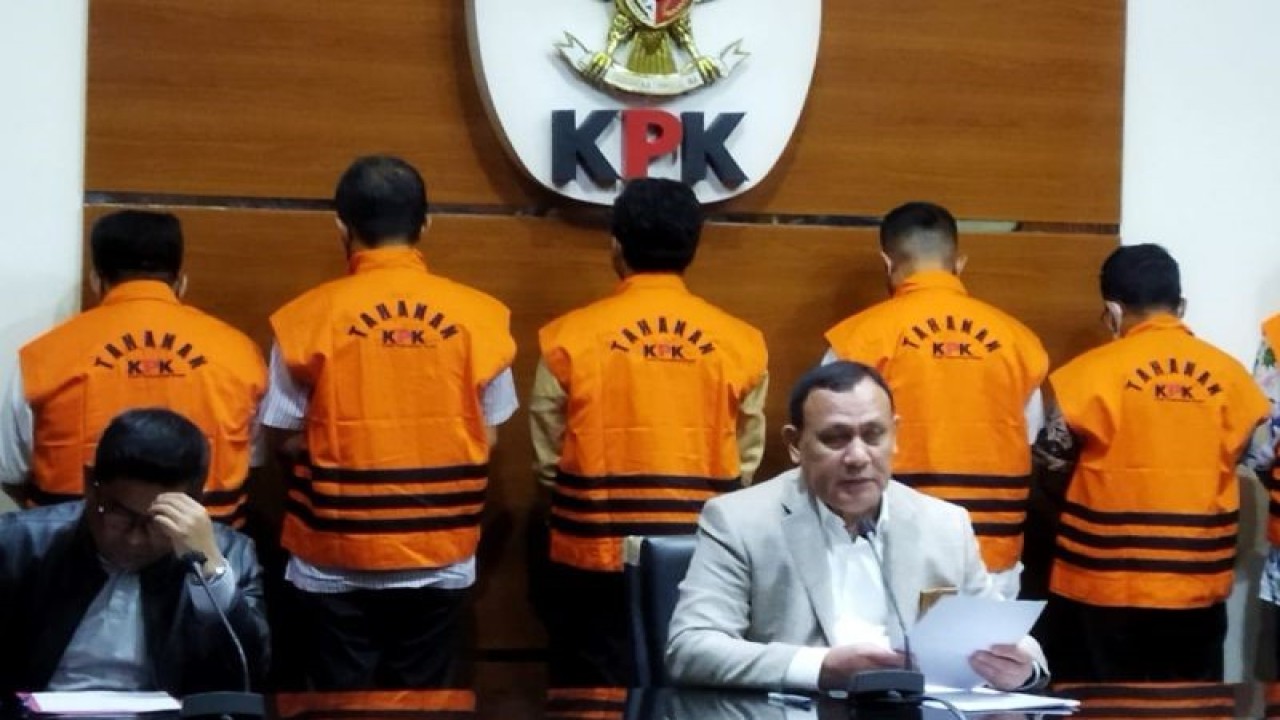 Ketua KPK Firli Bahuri (kanan) saat jumpa pers di Gedung Merah Putih KPK, Jakarta, Kamis (8/12/2022). ANTARA/Benardy Ferdiansyah